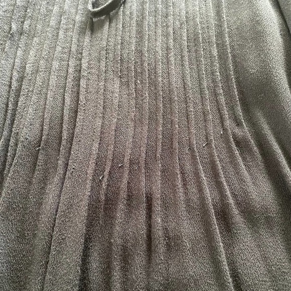 Old Navy Black Long Sleeve Cold Shoulder Pleated Top Size Medium - Picture 9 of 9